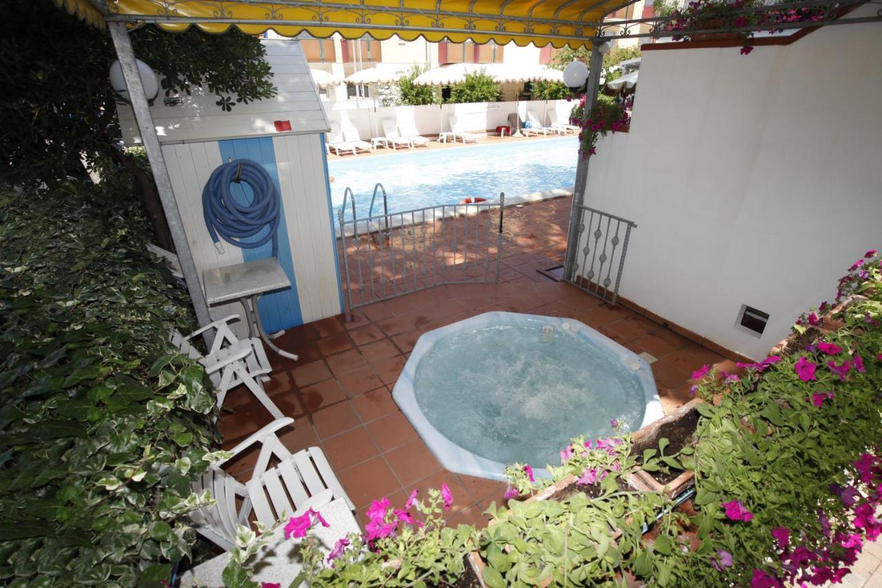 Hotel Villa Dei Fiori - Sul Mare Con Piscina Viserbella di Rimini Eksteriør billede