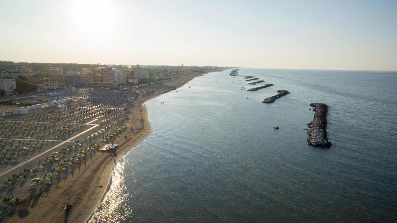 Hotel Villa Dei Fiori - Sul Mare Con Piscina Viserbella di Rimini Eksteriør billede